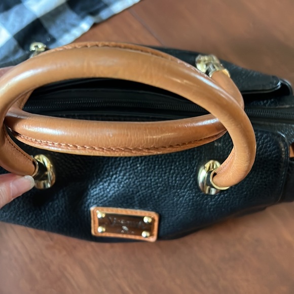 Valentina Black and Tan Shoulder Bag - Picture 3 of 13